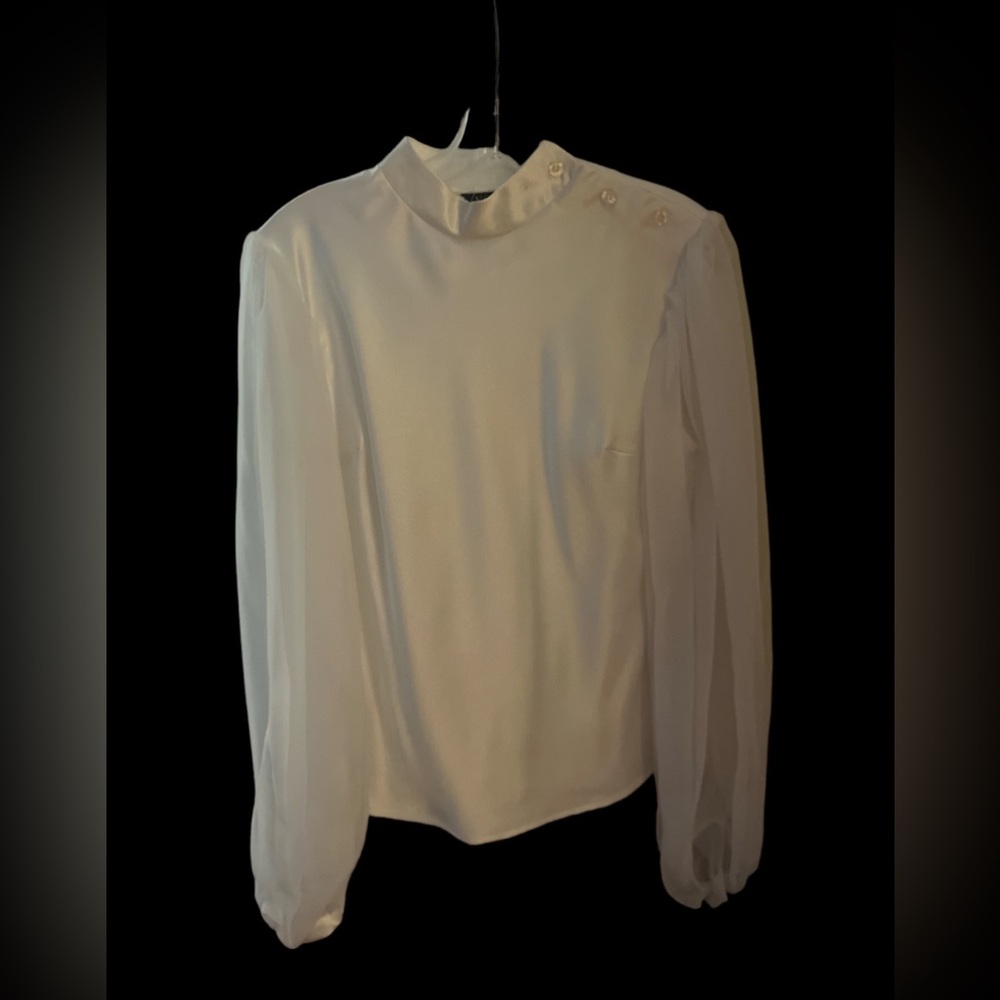 Beautiful sheen size small. Three button neck. Ballon style sleeves.